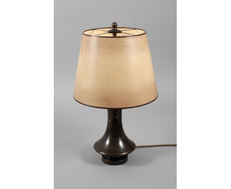 Tischlampe Bronzewohl Japan, Mitte 20. Jh., ungemarkt, Bronze dunkelbraun patiniert und zart graviert, mit versilberten Einle