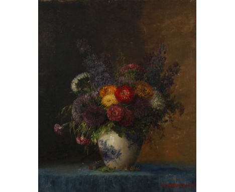 Max Streckenbach, Blumenstilllebendekorativer Strauß mit Nelken, Rittersporn, Zinnien und Astern in bauchiger Vase im dämmrig
