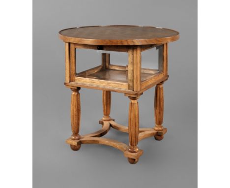 Bartisch Art décodeutsch, um 1920, Eiche massiv und furniert, runde Platte mit dreidimensionalem, intarsiertem Würfeldekor, d