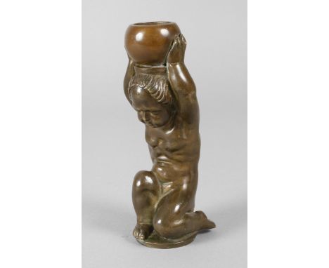 Leuchterputto Bronzeunsigniert, um 1900, kniender Putto, die Kerzentülle über dem Kopf tragend, auf kleinem Rundsockel, diese