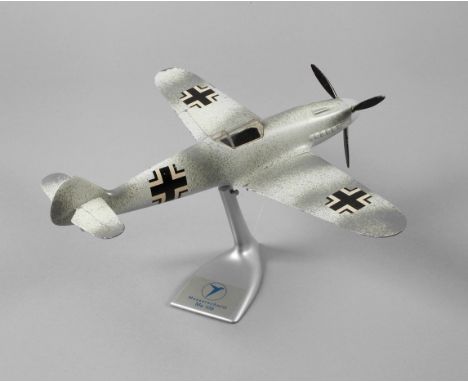 Model Messerschmitt 109um 1950, Metallmodell einer ME 109, Propeller beweglich, mit Herstelleretikett "Made in Germany, Model