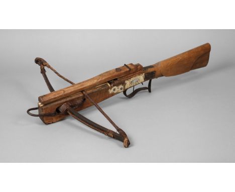 Schützenarmbrustum 1800, Holzschaft mit Backe (Bruchstelle über dem Abzug, mit Eisenplättchen alt repariert), Federstahlbogen