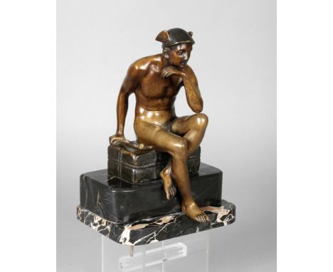 Monogrammist A.Z., Sitzender Hermesum 1900, verso monogrammiert, Bronze hell patiniert, sitzender Hermes mit geflügeltem Helm