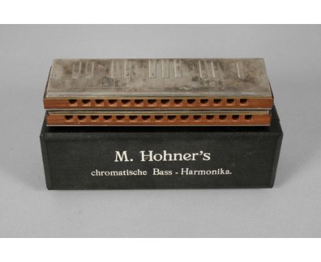 Mundharmonika HohnerMitte 20. Jh., gemarkt M. Hohner´s Chromatica, mahagonifurniertes Holzgehäuse mit verchromten Metallmonti