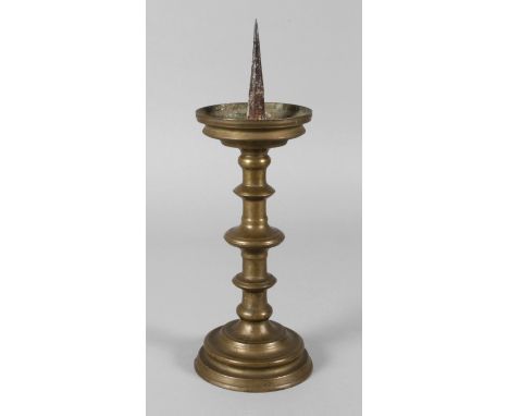 Scheibenleuchterwohl 19. Jh., Bronze gegossen, bräunlich patiniert, Balusterschaft mit weit ausschwingender Tülle, am Stand m
