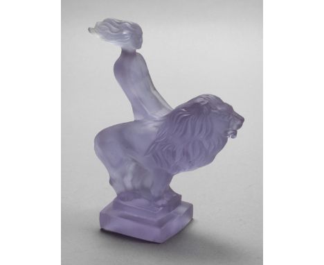 Art déco-Figur weiblicher Akt mit Löwewohl Gablonz, um 1930, in der Art von Curt Schlevogt und Heinrich Hoffmann, hellblaues 