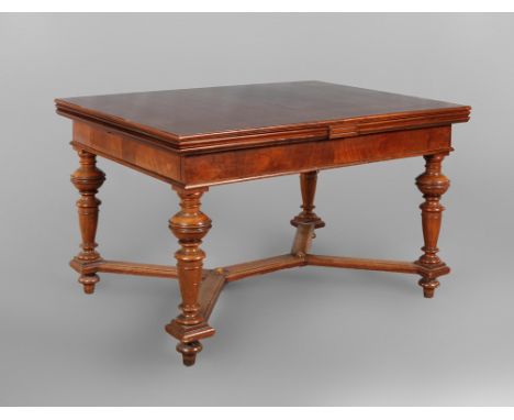 Gründerzeit-Kulissentischdeutsch, um 1880, Nussbaum massiv und furniert, großer Ausziehtisch mit integrierten Platten und aut