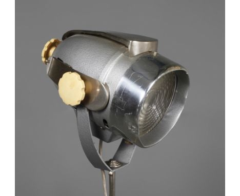 Bühnenscheinwerfer1960er Jahre, ungemarkt, vernickelte Montierung, originale Streuscheibe, klappbarer Fuß mit Teleskopauszug,