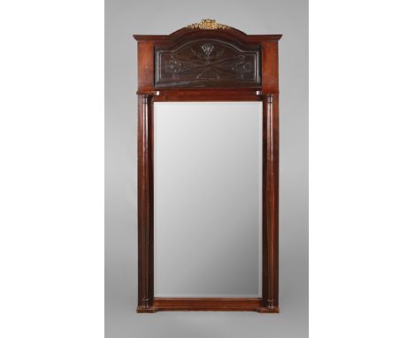 Klassizistischer Wandspiegelum 1900, Mahagoni massiv, originales facettgeschliffenes Glas, flankiert von gedrechselten Vollsä