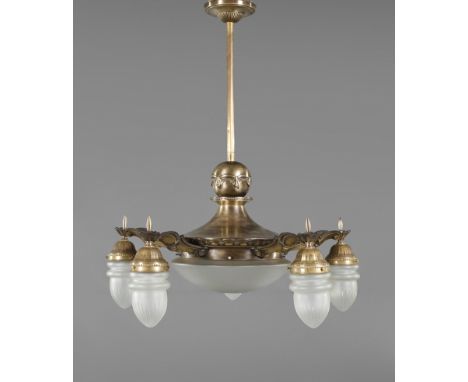 Deckenlampe Art décodeutsch, um 1930, Gestell aus brüniertem Messing, mittig flache satinierte Schale mit geschliffenem Stern
