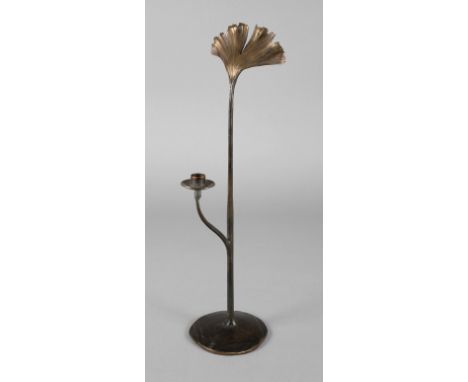 Kerzenleuchter Ginkgoblatt1. Hälfte 20. Jh., monogrammiert SB ligiert, Bronze patiniert, gebogter Leuchterarm mit feststehend