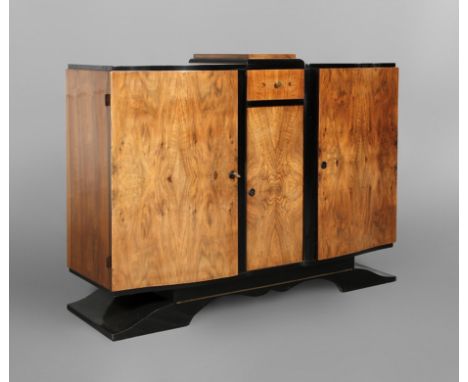 Anrichte Art decóFrankreich, um 1930, Nussbaum und Nussbaummaser furniert, Sockel und Zierleisten ebonisiert, dreitüriger Kor