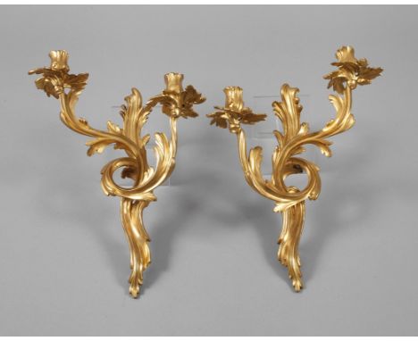 Paar Wandleuchter1920er Jahre, Bronze vergoldet, im Rokokostil gearbeitete zweiarmige Leuchter, verziert von Rocaillen, jewei