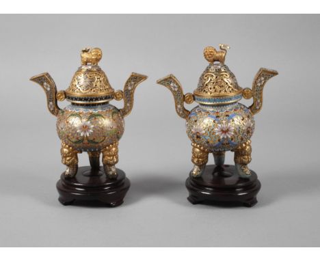 Paar Räuchergefäße CloisonnéChina, Mitte 20. Jh., Bronze mehrteilig gegossen und montiert, überaus reich verziert in polychro