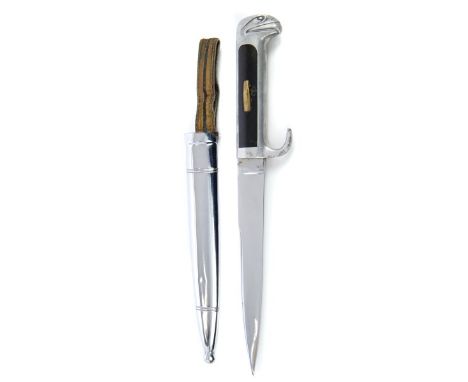 Scarce 1930s Italian Fascist Officers' dagger with bird's head pommel, black plastic grips with Fascist badge, plain plated b