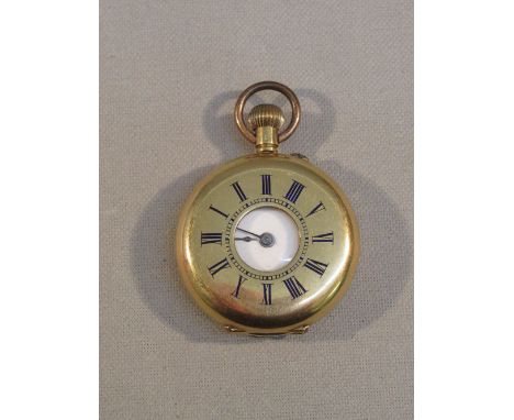 A LADY'S 18kt GOLD HALF HUNTING POCKET WATCH, THE CIRCULAR ENAMEL DIAL WITH BLACK ROMAN NUMERALS (DIA: 3.2 cm)