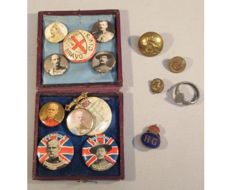 BOER WAR MEMORABILA INCLUDING TIN BADGES OF GENERAL ROBERTS AND ROBERT BADEN-POWELL, A CITY IMPERIAL VOLUNTEERS (C.I.V.) TIN 