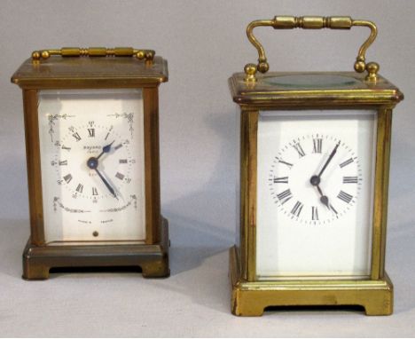 A FRENCH CARRIAGE TIMEPIECE WITH A WHITE ENAMEL DIAL ENCLOSING AN EIGHT DAY MOVEMENT IN A BRASS CASE (H: 12 cm) AND A LATER C