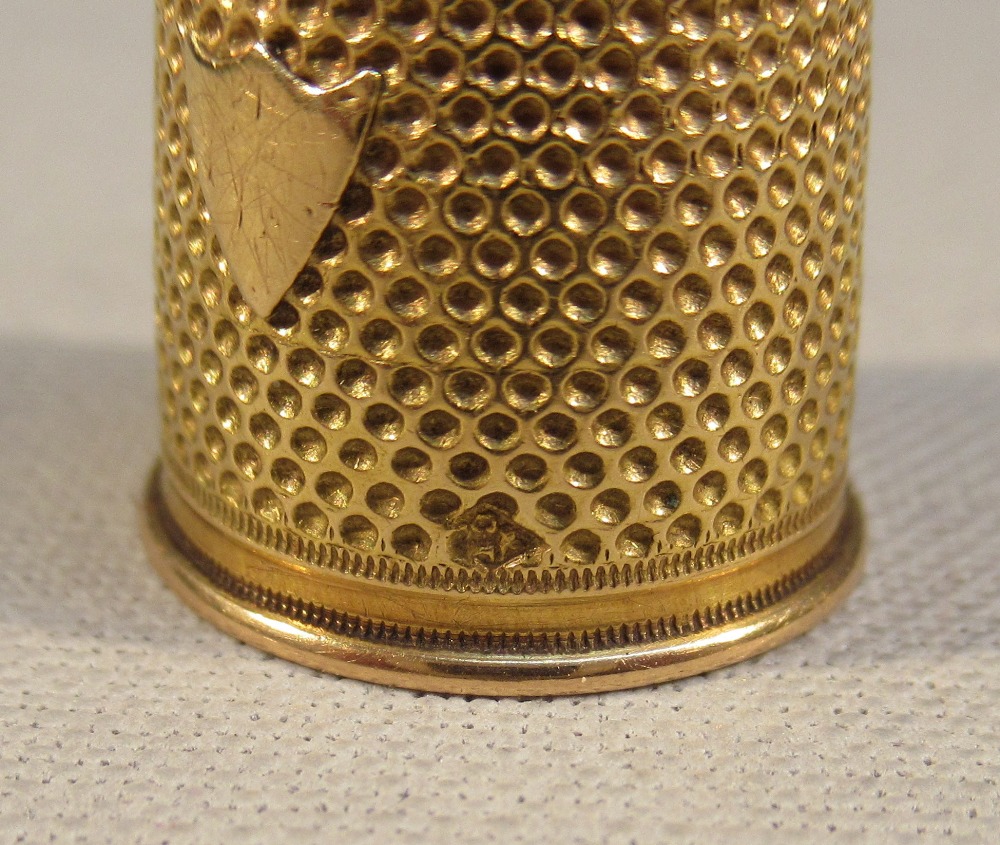 A FRENCH GOLD COLOURED THIMBLE WITH LEFT FACING RAM'S HEAD, HALLMARK ...