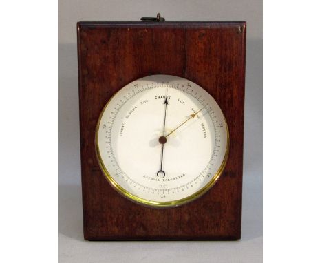 AN EDWARDIAN SHIP'S BAROMETER ENCLOSING AN ANEROID MOVEMENT IN A BRASS CASE (DIA: 12.4 cm) IN A MAHOGANY TRAVELLING CASE (6 c