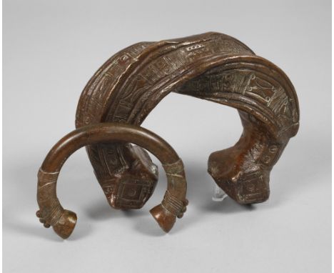 Zwei Manillenwohl Nordafrika, 20. Jh., Bronze gegossen, teils aufwendig ziseliert, leichte Altersspuren, L max. 16 cm.