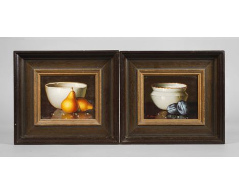 Ronald Berger, Zwei FrüchtestilllebenPorzellanschale mit blauen Hauspflaumen und weiße Schüssel mit Birnen, zwei altmeisterli