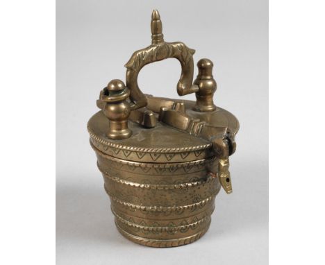 Bechergewichtssatz19. Jh., gemarkt, Bronze mehrteilig gegossen, teils montiert, Becher mit acht einzeln herausnehmbaren Gewic
