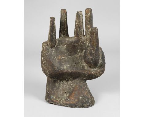 Brutalistische Skulptur einer Handunsigniert, Bronze dunkelbraun patiniert, breite, geometrisch gestaltete Darstellung einer 