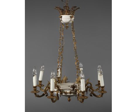 Deckenkrone Empirefrühes 20. Jh., Bronze, teils vergoldet bzw. cremefarben gefasst, an ornamental verzierten Gliederketten ab