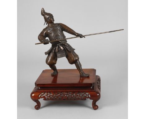 Bronze-KriegerJapan, Meiji-Zeit, ungemarkt, Bronze gegossen, dunkel patiniert, teils aufwendig ziseliert, Soldat in filigran 