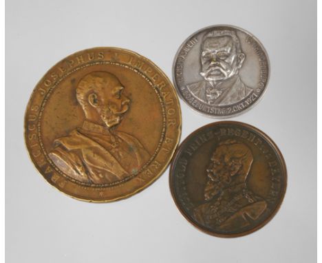 Drei patriotische MedaillenSilbermedaille zum 80. Geburtstag Hindenburgs 1927, Revers Weimarer Adler mit Lorbeerzweigen, Silb