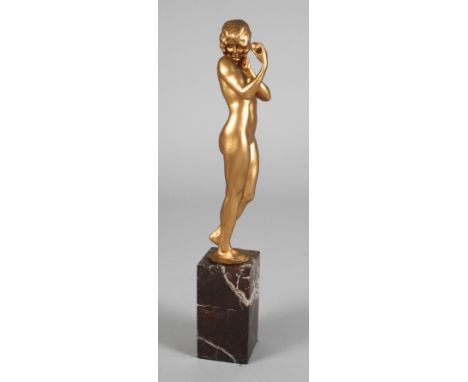 Rudolf Marcuse, "l'innocence"um 1900, auf der Plinthe signiert, Bronze später vergoldet, weiblicher Akt mit Ball, den Kopf ke