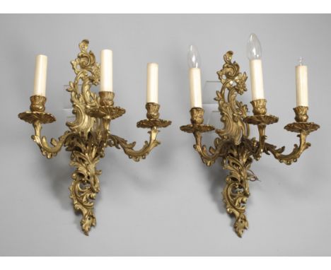 Paar große Wandappliken19. Jh., Bronze massiv, mit Resten alter Vergoldung, fein ziseliert, schlanke dreiarmige Ausleger, rei
