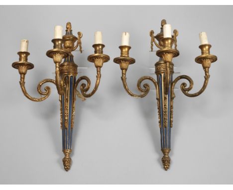 Paar Wandlampen HistorismusEnde 19. Jh., neoklassizistische Blaker aus mehrteilig gefertigter Bronze, teils farbig patiniert 