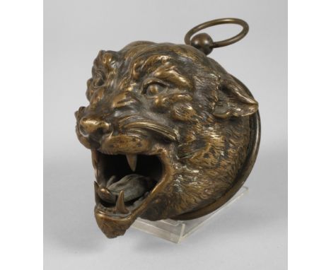 Figürliches Bronzerelief Anfang 20. Jh., ungemarkt, Bronze gegossen, bräunlich patiniert, plastisch in Form eines Raubkatzenh