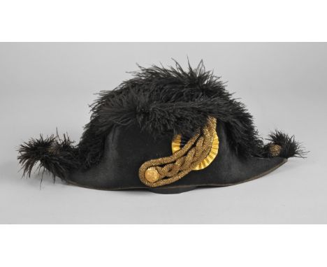 Zweispitz Schwedenum 1880, schwarzer Nadelfilz mit Federraupe, Manschette in den Landesfarben blau-gelb unter geflochtener Qu
