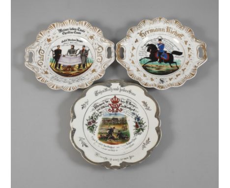 Drei Reservistenteller Berlin und Metzum 1900, dabei goldstaffiertes Tellerpaar mit Handhaben, im Spiegel farbig gemalte Sold