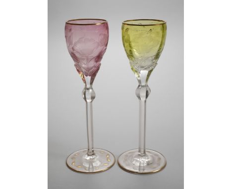 Moser Karlsbad zwei Weinrömerum 1902/03, farbloses Glas, die Kuppen optisch geblasen in Violettin und Chromin, stilisierter R