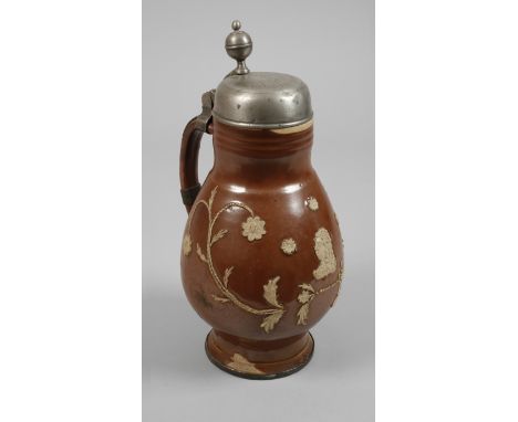 Bunzlauer Birnenkrug mit Herrscherbildnisdatiert 1827, graues Steinzeug schräg gekämmt, braune Salzglasur, aufgemodeltes Herr