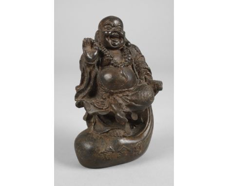 Glücksbuddha20. Jh., signiert, Bronze gegossen und bräunlich patiniert, vollplastische Darstellung des fröhlich dreinblickend