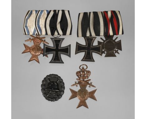 Konvolut Orden 1. WeltkriegZweierspange mit Militärverdienstkreuz 3. Klasse mit Schwertern und Eisernem Kreuz 2. Klasse, hint