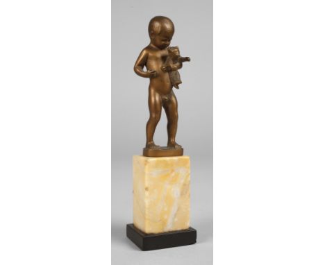 Rudolf Marcuse, Kind mit TeddyAnfang 20. Jh., verso signiert Rudolf Marcuse, Bronze goldbronziert, stehender kleiner Junge mi