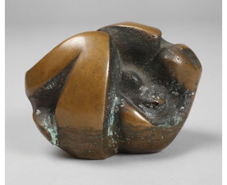 Miniatur kubistischer weiblicher Akt20. Jh., unsigniert, Bronze hellbraun patiniert, Darstellung einer liegenden Frau mit ang