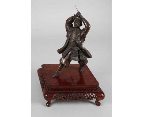 Bronze-KriegerJapan, Meiji-Zeit, ungemarkt, Bronze gegossen, dunkel patiniert, teils aufwendig ziseliert, Soldat in filigran 