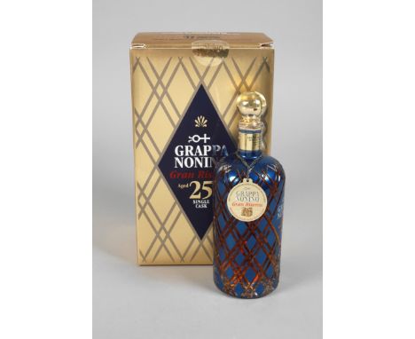Flasche Grappaabgefüllt 2021, bezeichnet Grappa Nonino Riserva, 25 Jahre gereift, Flasche blau gefasst mit Diamantschliff und