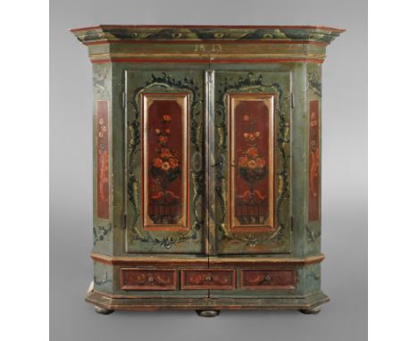 Barocker Bauernschrankin der Krone datiert 1813, Thüringen, Anfang 19. Jh., mittig zerlegbarer, auf separatem Fußteil und mit