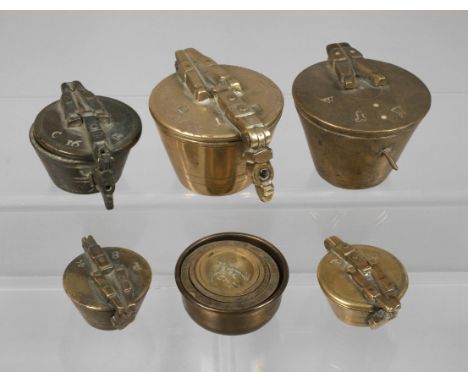 Konvolut Gewichtssätze19. Jh., sechs Stück, Bronze mehrteilig gefertigt und montiert, alle gemarkt, nicht komplett, Alters- u
