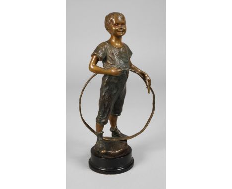 Carl Kauba, Junge mit Reifenum 1900, auf der Plinthe signiert, Bronze verschiedenfarbig patiniert, stehender frecher Bub, frö