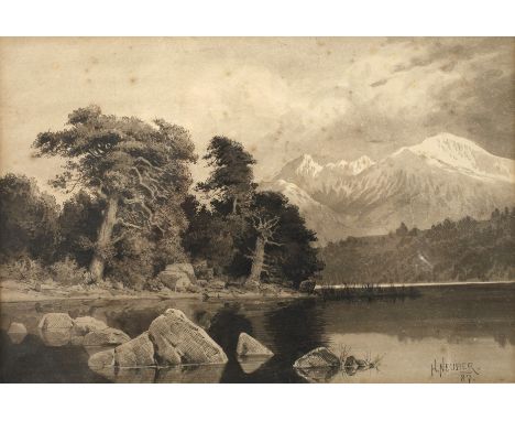 Hermann Neuber, Seelandschaftidyllische Vorgebirgslandschaft mit Blick vom Wasser eines Bergsees über felsiges Ufer zu altehr