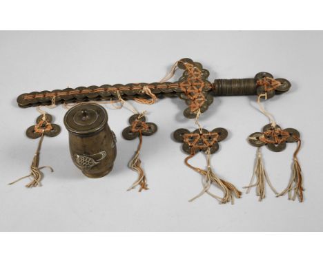 Münzdolch Chinaum 1900, aus zahlreichen gelochten chinesischen Münzen, in Form eines Dolches gewickelt und geschnürt, Griff a
